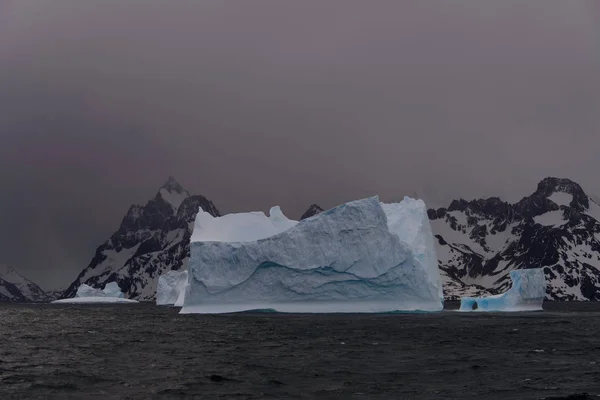 Hermosa Vista Del Paisaje Con Iceberg — Foto de Stock
