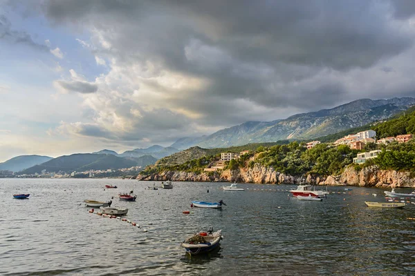 Rekreační Lodě Vodě Blízko Pobřeží Budva Černá Hora — Stock fotografie