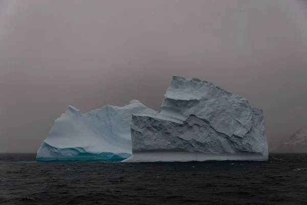 Indah Pemandangan Tampilan Dengan Iceberg — Stok Foto