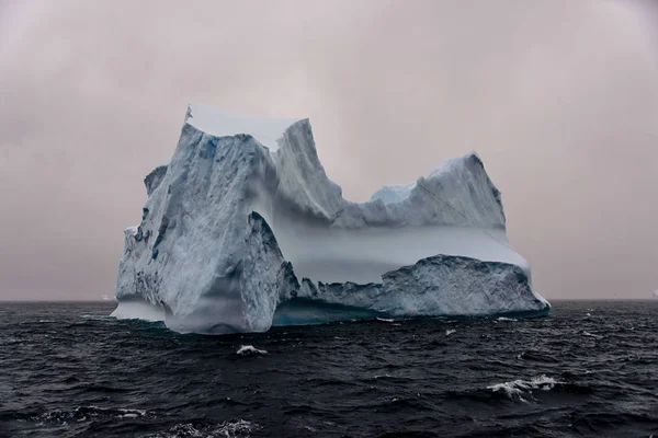 Hermosa Vista Del Paisaje Con Iceberg —  Fotos de Stock