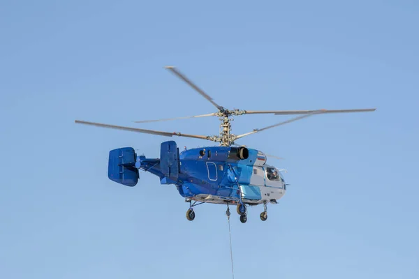 Hubschrauber Auf Blauem Himmel Hintergrund — Stockfoto