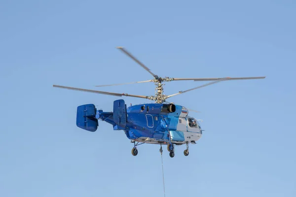 Helikopter Blauwe Hemelachtergrond — Stockfoto