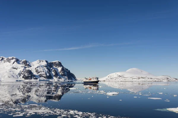 Paysage Antarctique Avec Navire — Photo