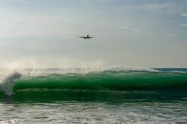 Aereo Che Vola Nel Cielo Sopra Mare — Foto Stock