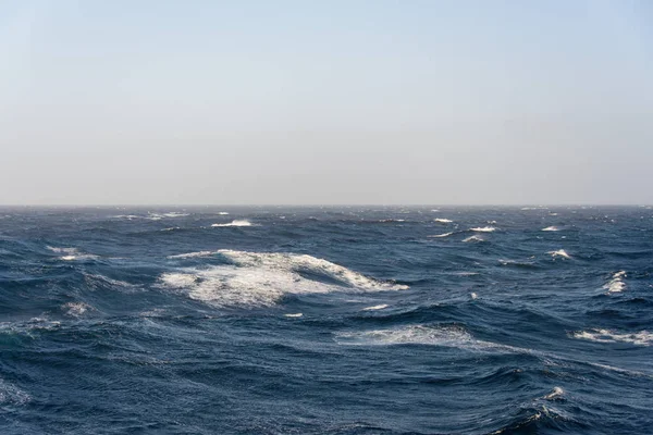 白天美丽的狂风暴雨的大海 — 图库照片