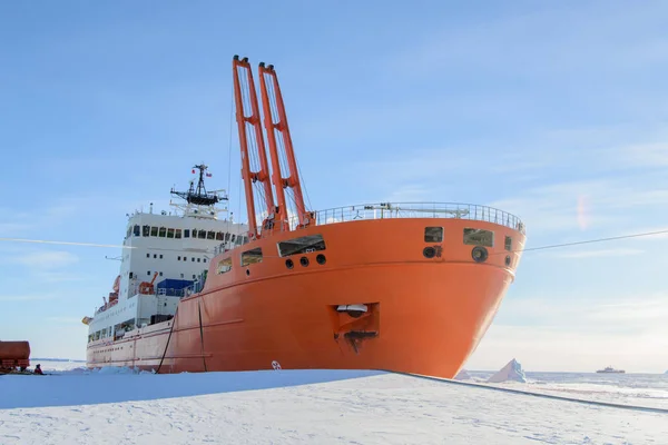 氷の中の探検船 — ストック写真