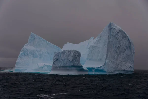 Hermosa Vista Del Paisaje Con Iceberg —  Fotos de Stock