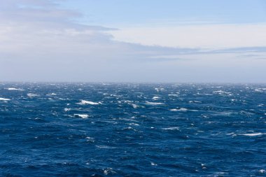 Gündüz güzel fırtınalı denizde