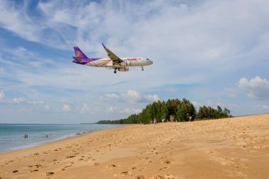 Plaj yukarıda gökyüzünde uçan uçak