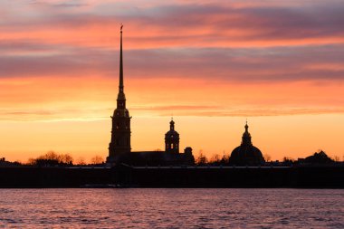 Neva Nehri Aziz Peter ve Paul Katedrali batımında kalede Saint Petersburg, Rusya Federasyonu