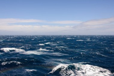 Gündüz güzel fırtınalı denizde