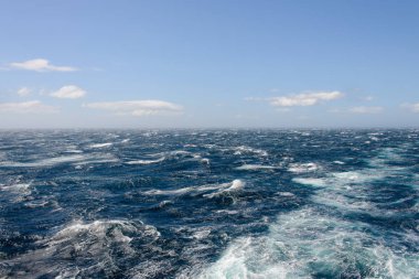 Gündüz güzel fırtınalı denizde