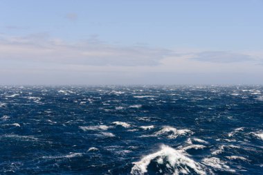 Gündüz güzel fırtınalı denizde