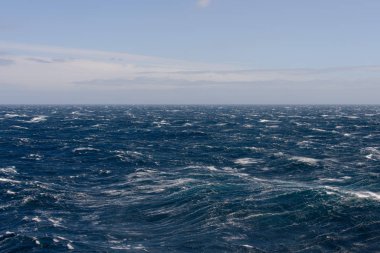 Gündüz güzel fırtınalı denizde