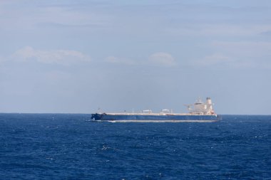 Gemi fırtınalı denizde