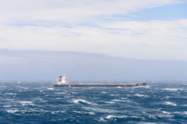 Gemi fırtınalı denizde