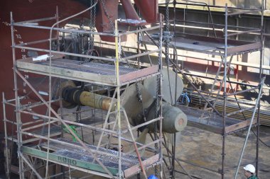 Polonya, Szczecin - 27 Mayıs 2016: İşçi kuru iskeledeki yarda tamir gemide gemi pervane yüklemek