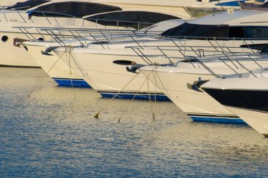 Güzel beyaz yat Marina