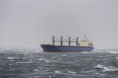 Gemi fırtınalı denizde