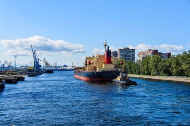Kargo gemisi limanda çekme