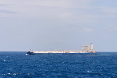 Gemi fırtınalı denizde