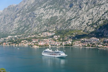 Kotor Koyu'ndaki güzel görünümüne Hill