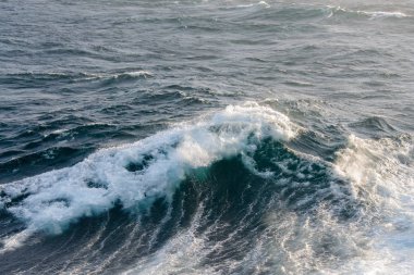 Güzel fırtınalı deniz manzaralı