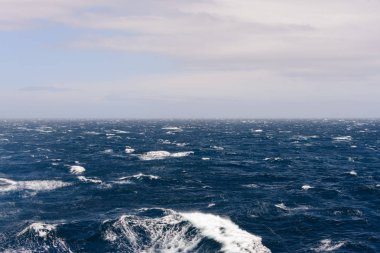 Gündüz güzel fırtınalı denizde