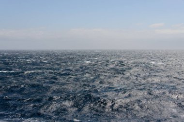 Gündüz güzel fırtınalı denizde