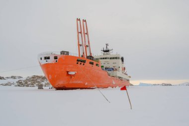 Sefer Gemi buzun içinde