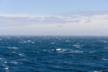 Gündüz güzel fırtınalı denizde