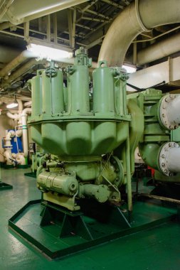 Büyük gemi iç makine dairesi