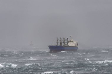 Gemi fırtınalı denizde