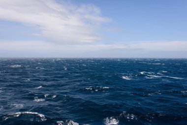 Gündüz güzel fırtınalı denizde