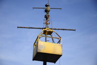 Mavi gökyüzü karşı endüstriyel gemide Asansör Makine düşük açılı görünüş