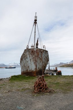 Grytviken, Güney Georgia üzerinde eski paslı balina gemisi