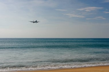 Plaj yukarıda gökyüzünde uçan uçak