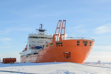 Sefer Gemi buzun içinde