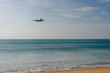 Plaj yukarıda gökyüzünde uçan uçak