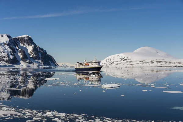 Antarktische Landschaft Mit Schiff — Stockfoto