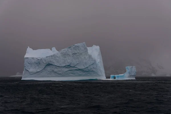 Bella Vista Sul Paesaggio Con Iceberg — Foto Stock