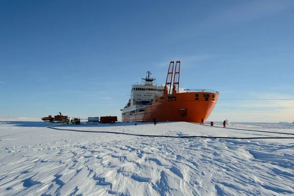 Експедиційний Корабель Льоду — стокове фото