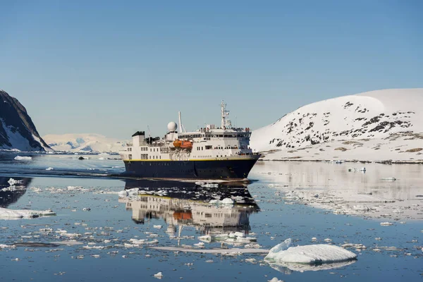 Antarctic Landscape Ship — Stock Photo, Image