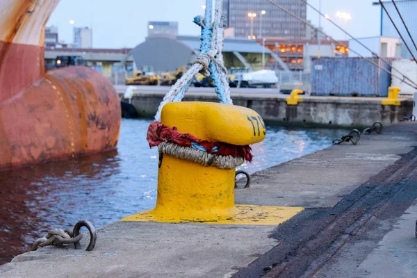 Pilona Con Cuerdas Amarre Muelle —  Fotos de Stock