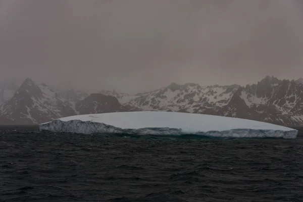 Hermosa Vista Del Paisaje Con Iceberg —  Fotos de Stock