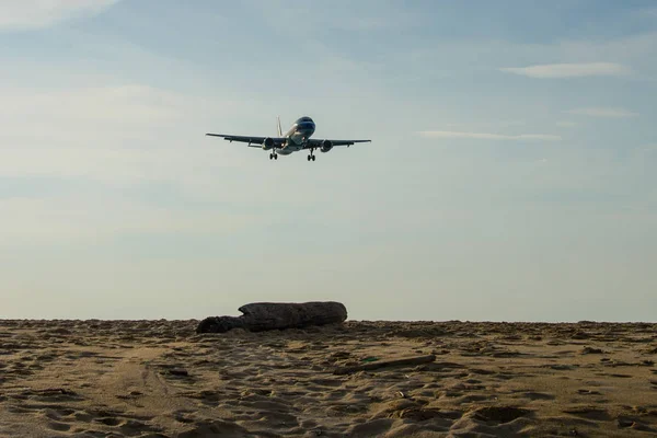 Flugzeug Fliegt Den Himmel Über Dem Meer — Stockfoto