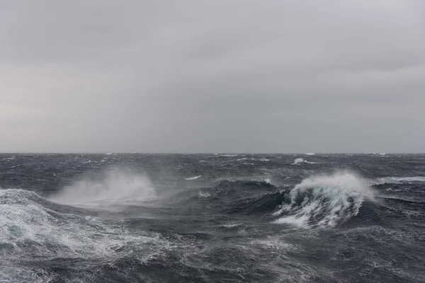 白天美丽的狂风暴雨的大海 — 图库照片