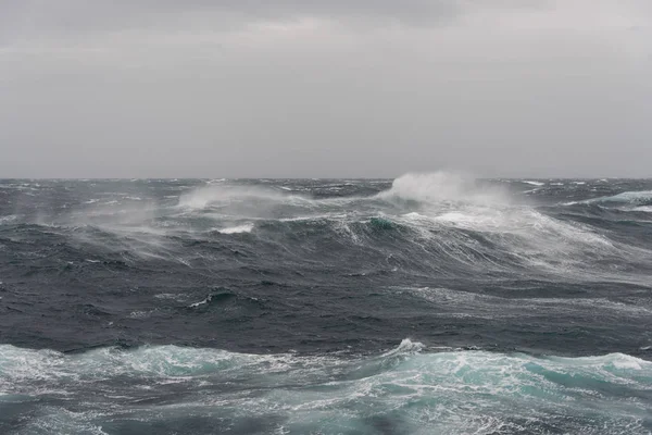 Όμορφη Φουρτουνιασμένη Θάλασσα Κατά Διάρκεια Της Ημέρας — Φωτογραφία Αρχείου