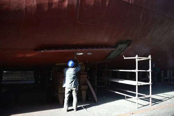 Polonia Szczecin Mayo 2016 Trabajador Que Trabaja Astillero Reparación —  Fotos de Stock