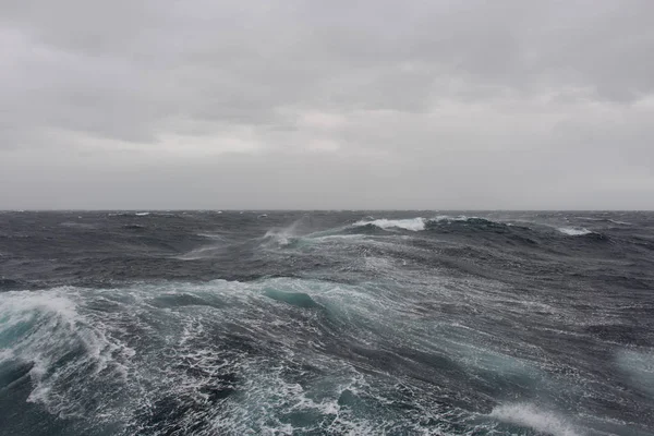 Gündüz Güzel Fırtınalı Denizde — Stok fotoğraf